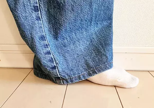 丈が長すぎる…こそチャンス！　安全ピンでつくるジーンズ新スタイル