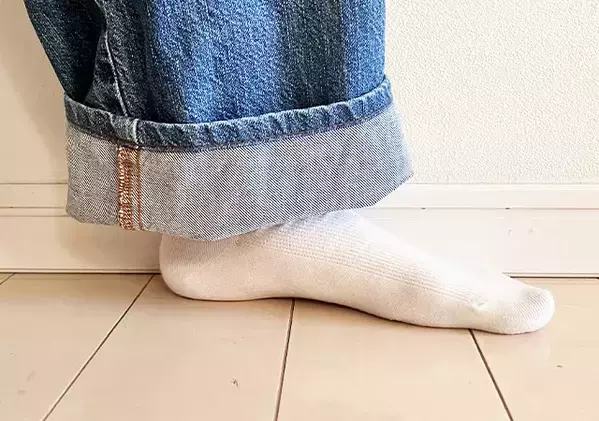丈が長すぎる…こそチャンス！　安全ピンでつくるジーンズ新スタイル