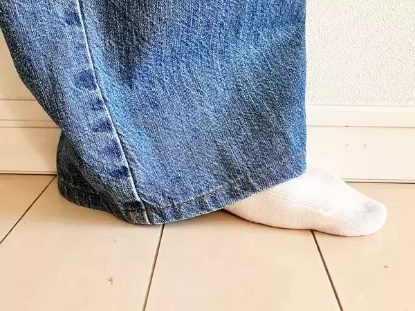 丈が長すぎる…こそチャンス！　安全ピンでつくるジーンズ新スタイル
