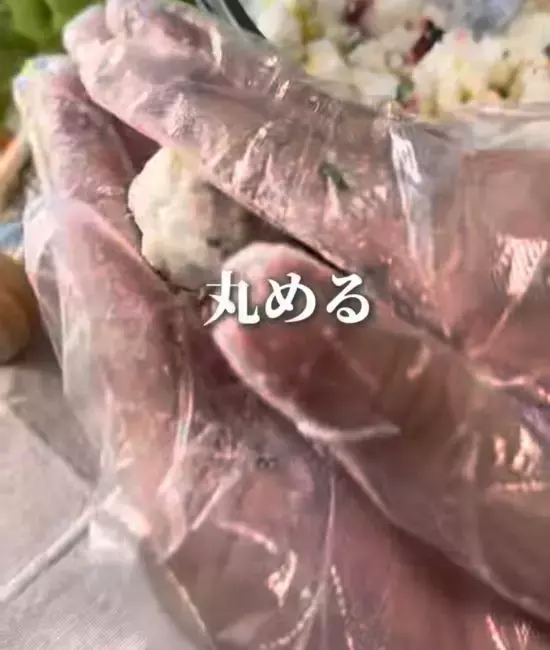 はんぺんを潰してタコと混ぜると？　完成品に「それにしか見えない」「発想がすごい」