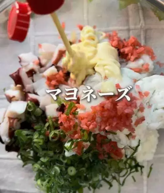 はんぺんを潰してタコと混ぜると？　完成品に「それにしか見えない」「発想がすごい」