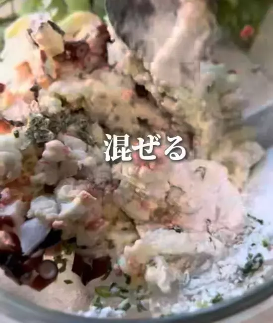 はんぺんを潰してタコと混ぜると？　完成品に「それにしか見えない」「発想がすごい」