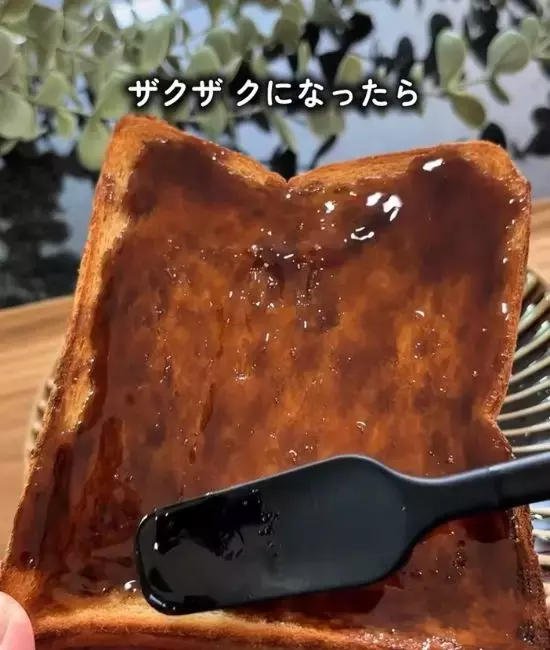 熱いコーヒーと相性抜群！　食パンの『ザクザク焼き』に「至福」「冬の楽しみ」