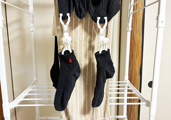 洗濯バサミを『結束バンド』で繋ぐだけ！　洗濯のスペース問題を解決する方法が？