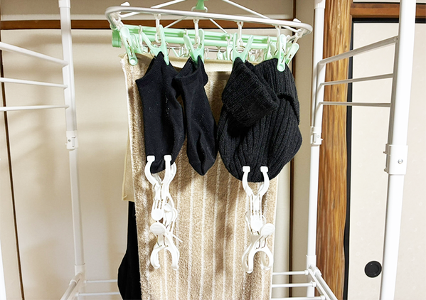 洗濯バサミを『結束バンド』で繋ぐだけ！　洗濯のスペース問題を解決する方法が？