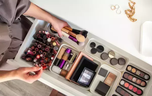 「細長い物をしまう時は…」　収納のプロが使っているアイテムに「その手があったか」