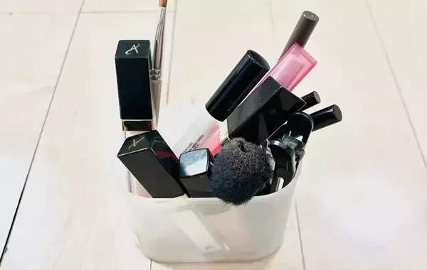 「細長い物をしまう時は…」　収納のプロが使っているアイテムに「その手があったか」