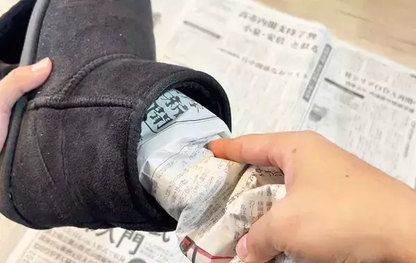新聞紙、丸めるのではなく…？　 自衛隊が教える、靴を効率よく乾かす方法