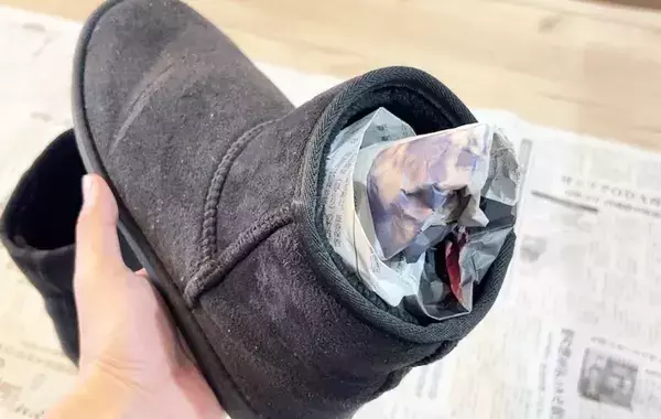 新聞紙、丸めるのではなく…？　 自衛隊が教える、靴を効率よく乾かす方法