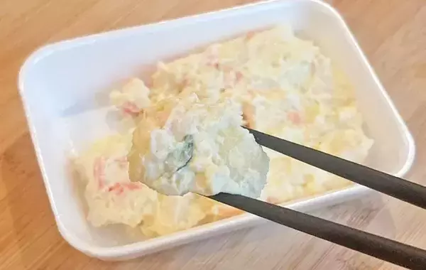 炒めたウインナーを入れるだけ！　丸大食品の背徳ポテサラに「皿からすぐ消えた！」