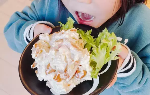 炒めたウインナーを入れるだけ！　丸大食品の背徳ポテサラに「皿からすぐ消えた！」