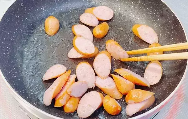 炒めたウインナーを入れるだけ！　丸大食品の背徳ポテサラに「皿からすぐ消えた！」