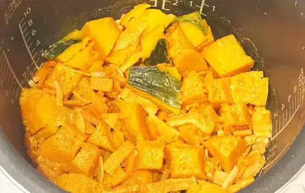 「ご飯のおかずにぴったり」　カボチャの煮物、意外な作り方に「味がしっかりと決まる！」