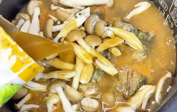炊飯器にドバドバ入れるだけ！　炊き込みご飯の味つけに使った『意外なもの』とは…
