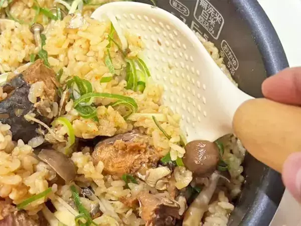 炊飯器にドバドバ入れるだけ！　炊き込みご飯の味つけに使った『意外なもの』とは…