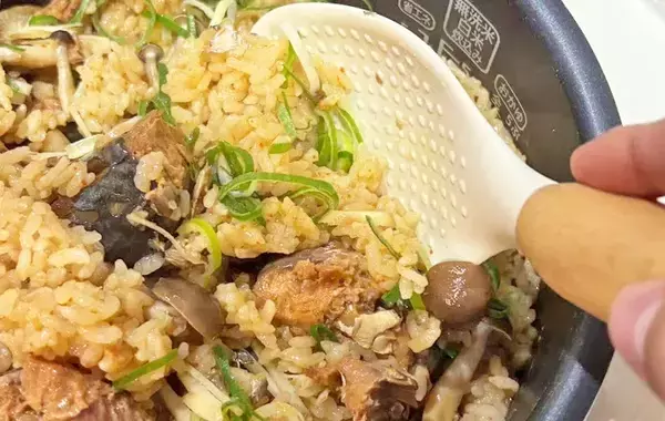 炊飯器にドバドバ入れるだけ！　炊き込みご飯の味つけに使った『意外なもの』とは…