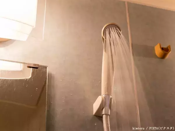 洗髪時のシャワー、適温は？　美容師のアドバイスに「今夜からやる」