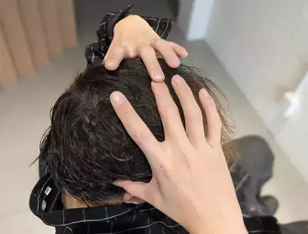 洗髪時のシャワー、適温は？　美容師のアドバイスに「今夜からやる」