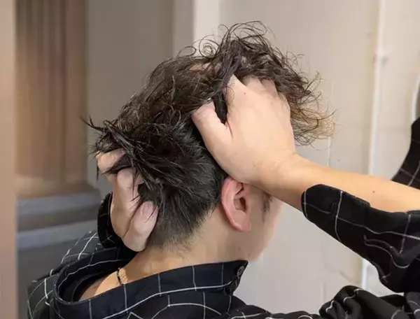 洗髪時のシャワー、適温は？　美容師のアドバイスに「今夜からやる」