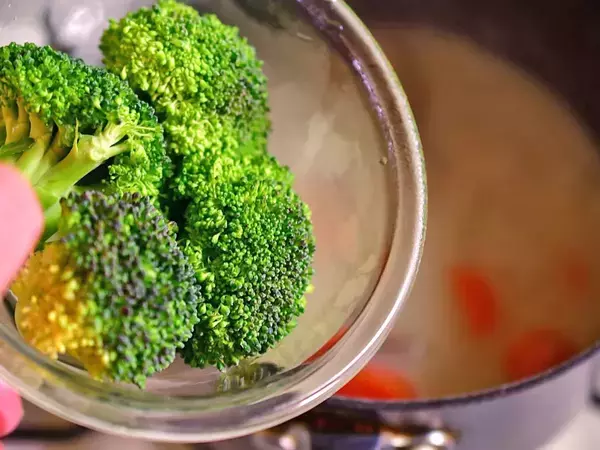 ブロッコリーを茹でずにシチューに入れたら？　管理栄養士「良いことは…」