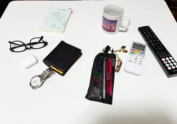 テーブルの上がスッキリ！　ブックエンドを『コの字』に重ねると…「何これ、有能すぎる！」