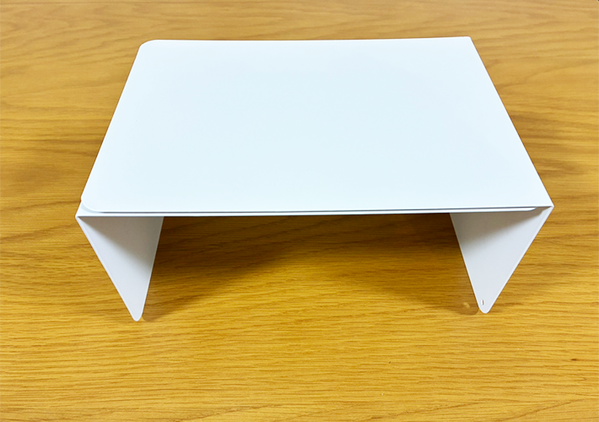 テーブルの上がスッキリ！　ブックエンドを『コの字』に重ねると…「何これ、有能すぎる！」