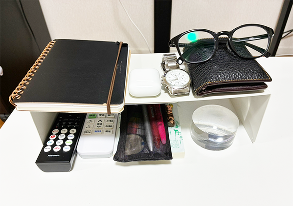 テーブルの上がスッキリ！　ブックエンドを『コの字』に重ねると…「何これ、有能すぎる！」