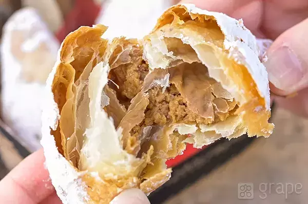 ディズニーシーで見つけた『謎の伝統菓子』　箱のデザインに「まさか…」