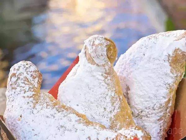 ディズニーシーで見つけた『謎の伝統菓子』　箱のデザインに「まさか…」