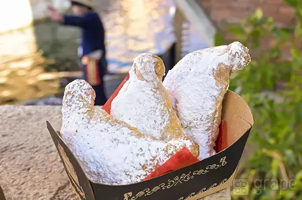 ディズニーシーで見つけた『謎の伝統菓子』　箱のデザインに「まさか…」