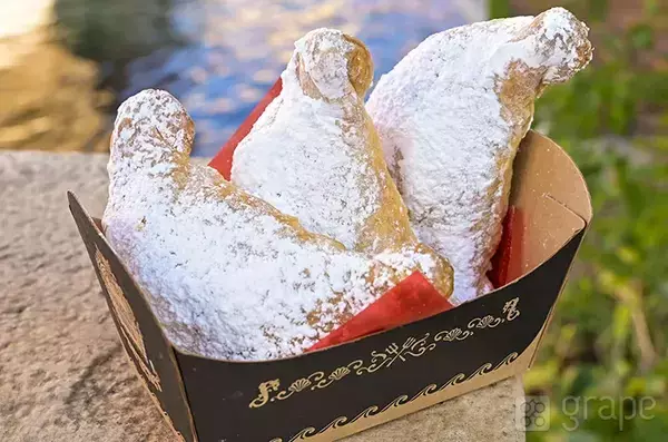 ディズニーシーで見つけた『謎の伝統菓子』　箱のデザインに「まさか…」