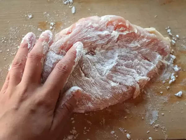 鶏むね肉に片栗粉をまぶして…　意外な相性に「さっぱり」「いくらでもいける」【調理テク4選】