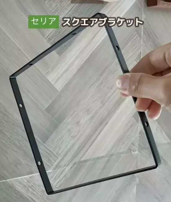 セリアの『ブラケット』が優秀すぎた！　使い道に「真似します」「発想がすごい」