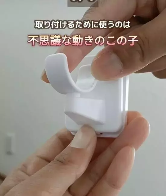 セリアの『ブラケット』が優秀すぎた！　使い道に「真似します」「発想がすごい」