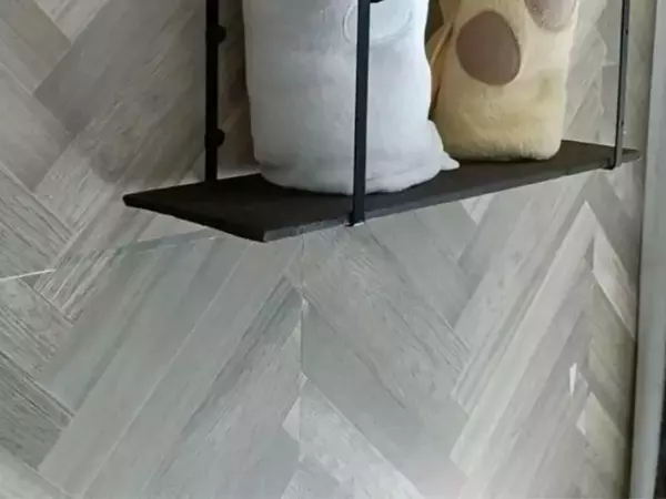 セリアの『ブラケット』が優秀すぎた！　使い道に「真似します」「発想がすごい」