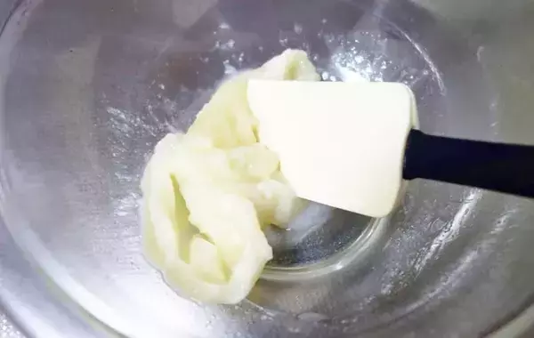 余った餅はこうする！　溶かしたアイスに混ぜて冷やすと…？