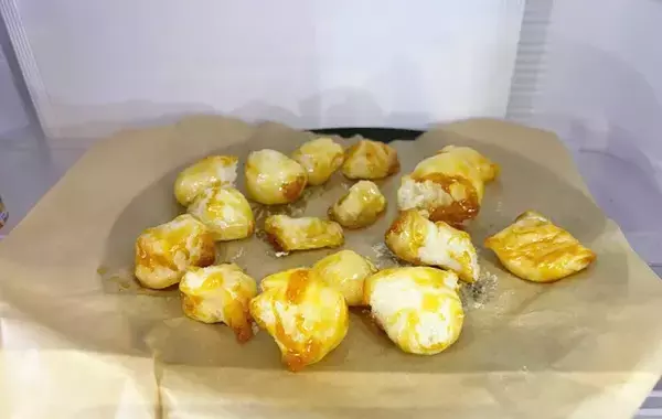 餅をレンチンで膨らませて…？　材料2つだけ！簡単おやつに「もっと食べたい！」