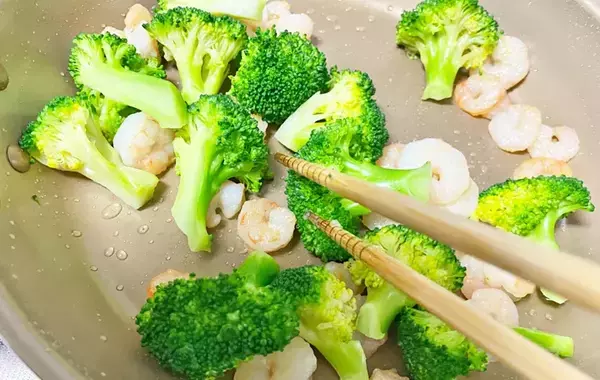 マヨネーズに隠し味を混ぜると絶品！　ブロッコリーとえびで「デパ地下風おかずになった」