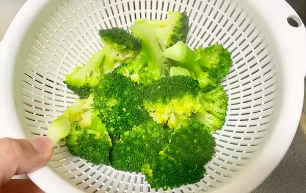 マヨネーズに隠し味を混ぜると絶品！　ブロッコリーとえびで「デパ地下風おかずになった」