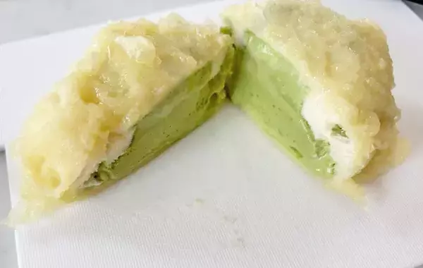 子供が「不思議な感じ～」と驚き！　食パンの上にアイスをのせたら…？