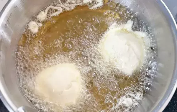 子供が「不思議な感じ～」と驚き！　食パンの上にアイスをのせたら…？