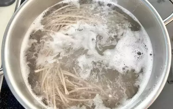 めんつゆの代わりに使ったのは…？　そばの意外な食べ方に「新鮮！」