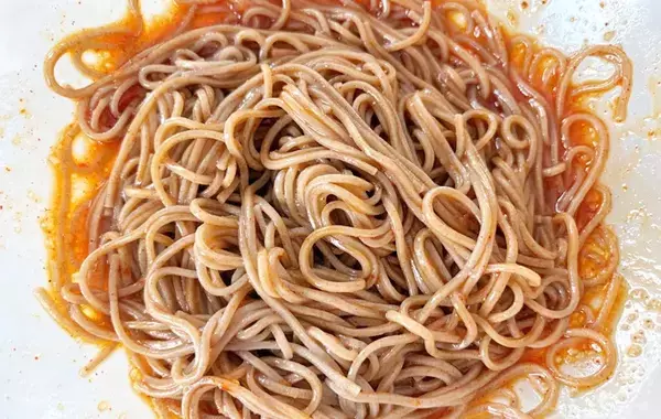 めんつゆの代わりに使ったのは…？　そばの意外な食べ方に「新鮮！」