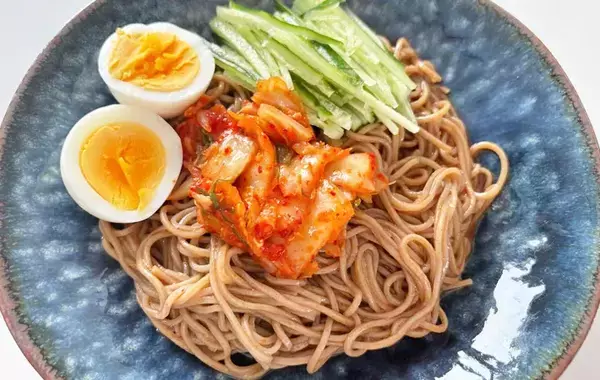 めんつゆの代わりに使ったのは…？　そばの意外な食べ方に「新鮮！」