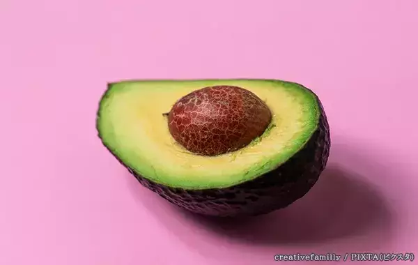 「実は取り方ではなく…」　盲点だった！アボカドの種をスルッと取るコツ