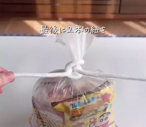 パンパンに詰め込んだビニール袋　『紐』を活用して結ぶ方法に「すごい！」「やってみます」