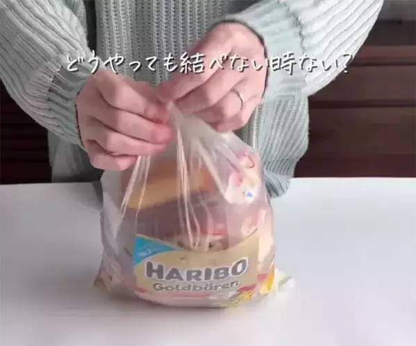 パンパンに詰め込んだビニール袋　『紐』を活用して結ぶ方法に「すごい！」「やってみます」