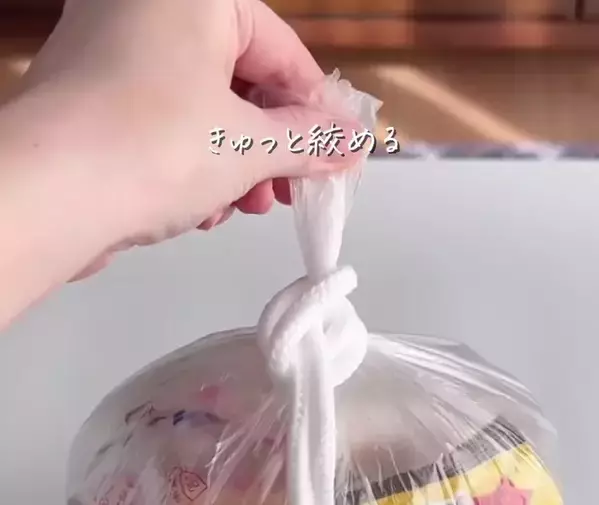 パンパンに詰め込んだビニール袋　『紐』を活用して結ぶ方法に「すごい！」「やってみます」