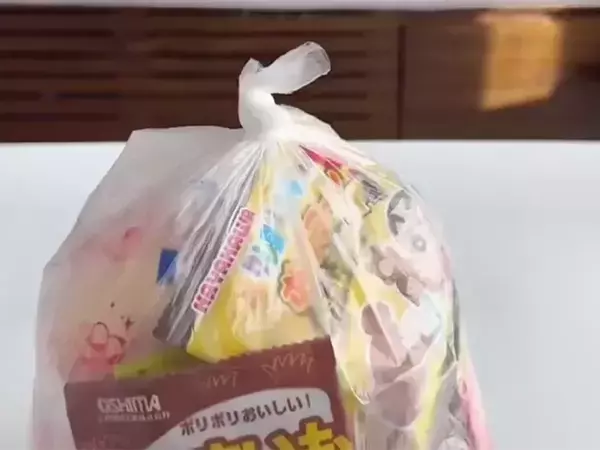パンパンに詰め込んだビニール袋　『紐』を活用して結ぶ方法に「すごい！」「やってみます」