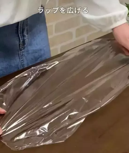 ラップに海苔を並べて？　完成したおにぎりに「その手があったか」「天才すぎる」